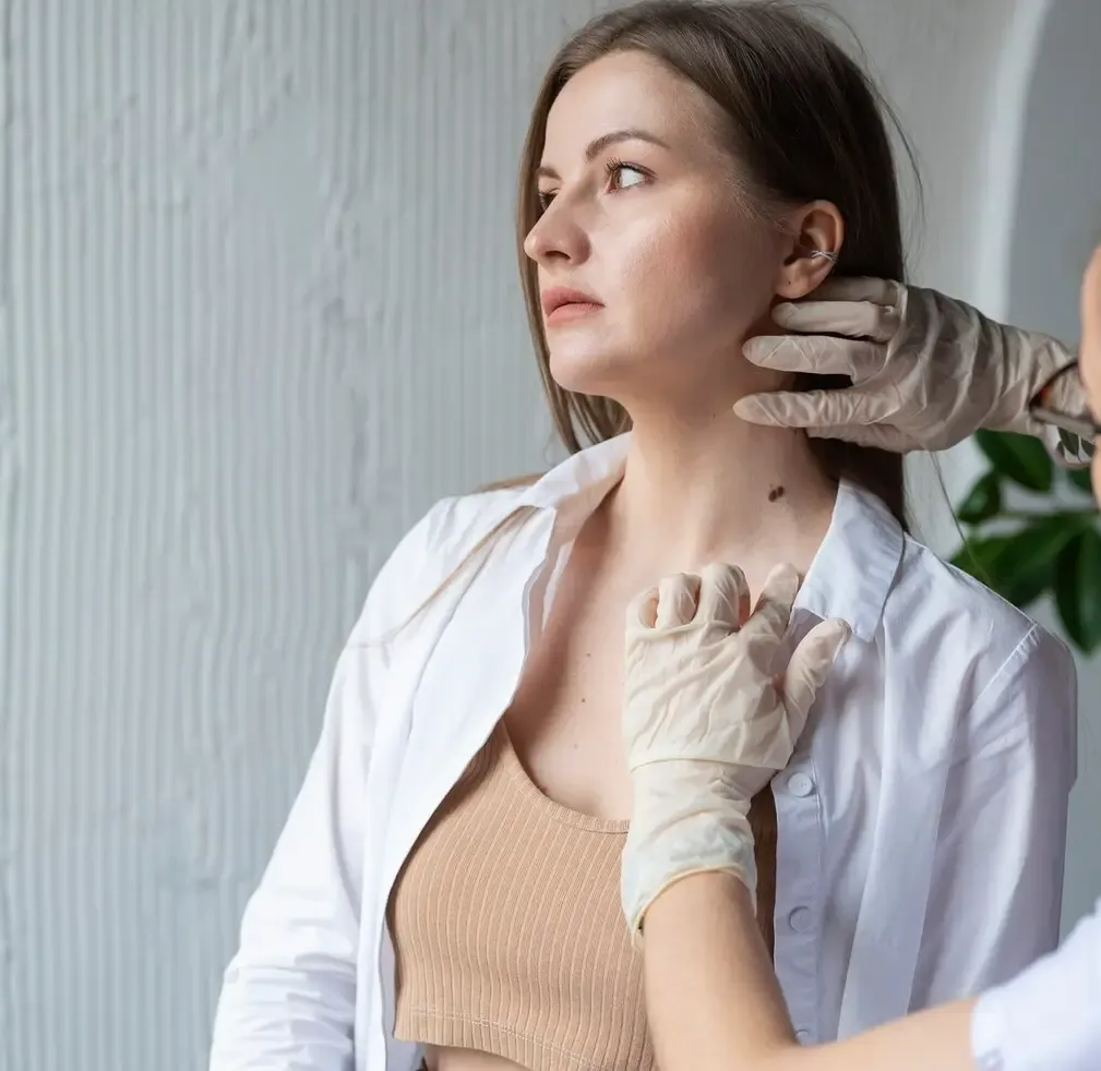 Avaliação dermatológica de mancha na pele durante a consulta Avaliação dermatológica de mancha na pele durante a consulta