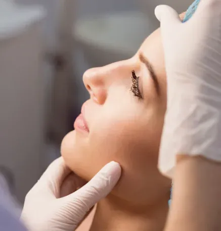 Exame da pele em consultório dermatológico