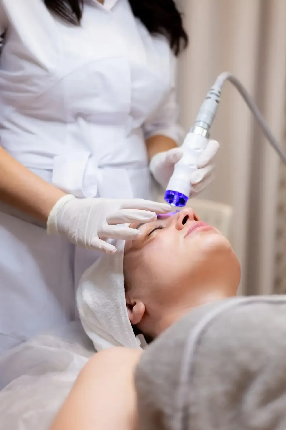 Procedimento de radiofrequência microagulhada em consultório Procedimento de radiofrequência microagulhada em consultório