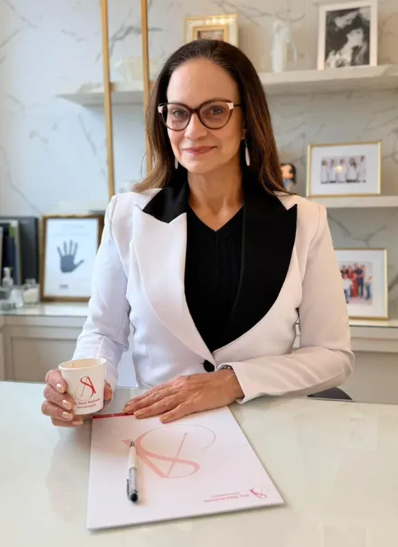 Dra. Stael Andrade em atendimento no consultório